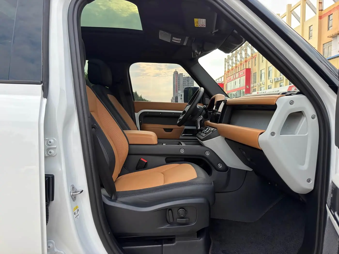 Land Rover Defender 2023 — Photo 12/16