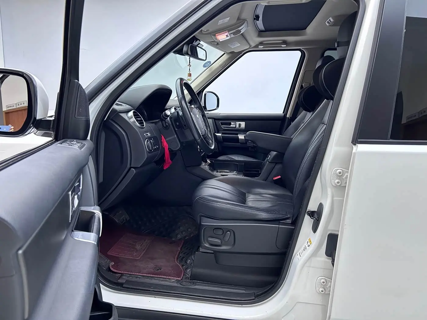 Land Rover Discovery 2017 — Photo 8/20