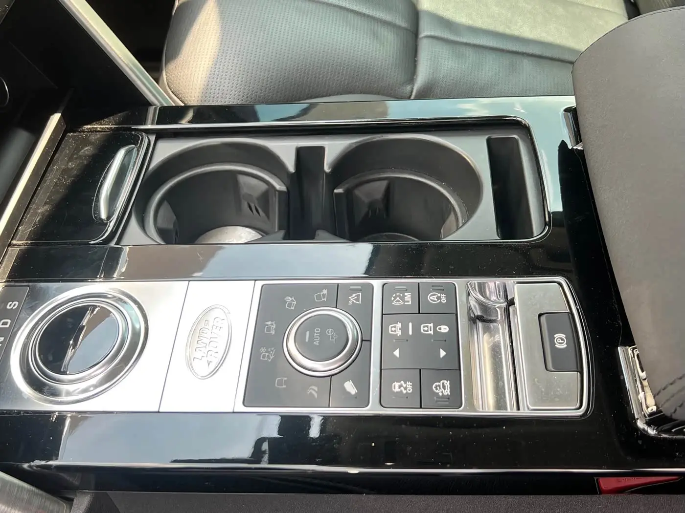 Land Rover Discovery 2019 — Photo 12/17