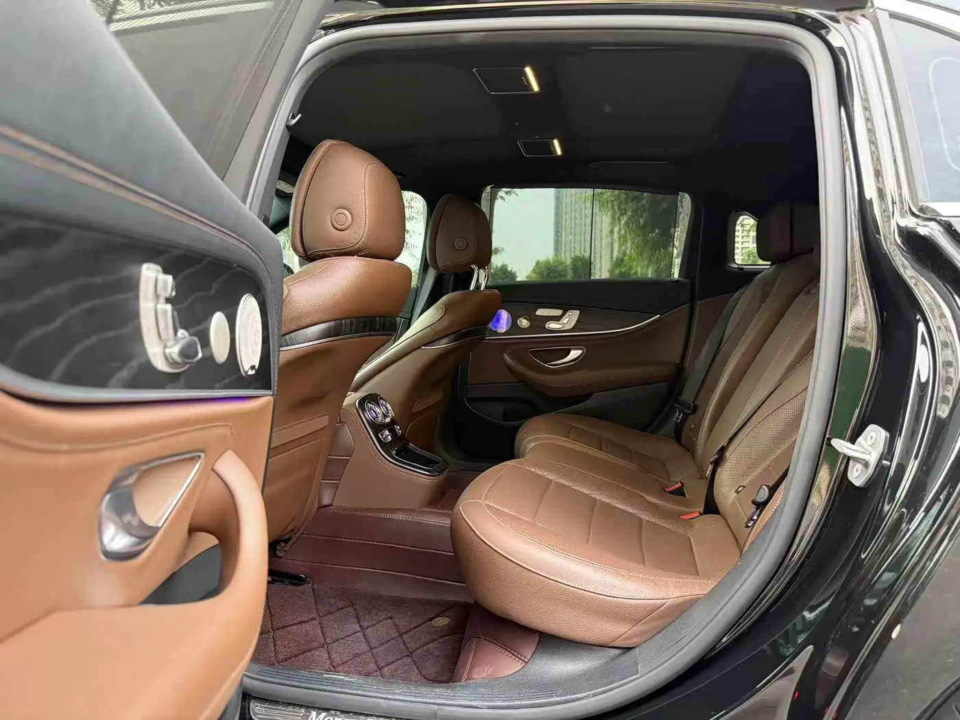 Mercedes-Benz E-Class 2021 — Photo 6/9