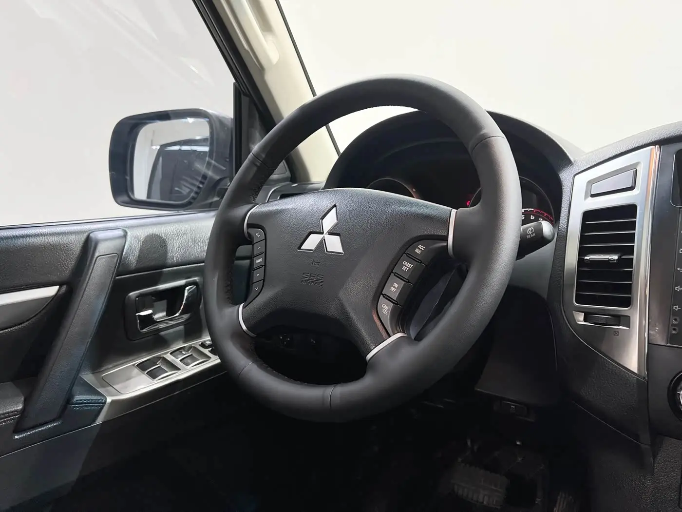 Mitsubishi Pajero 2018 — Şəkil 12/20