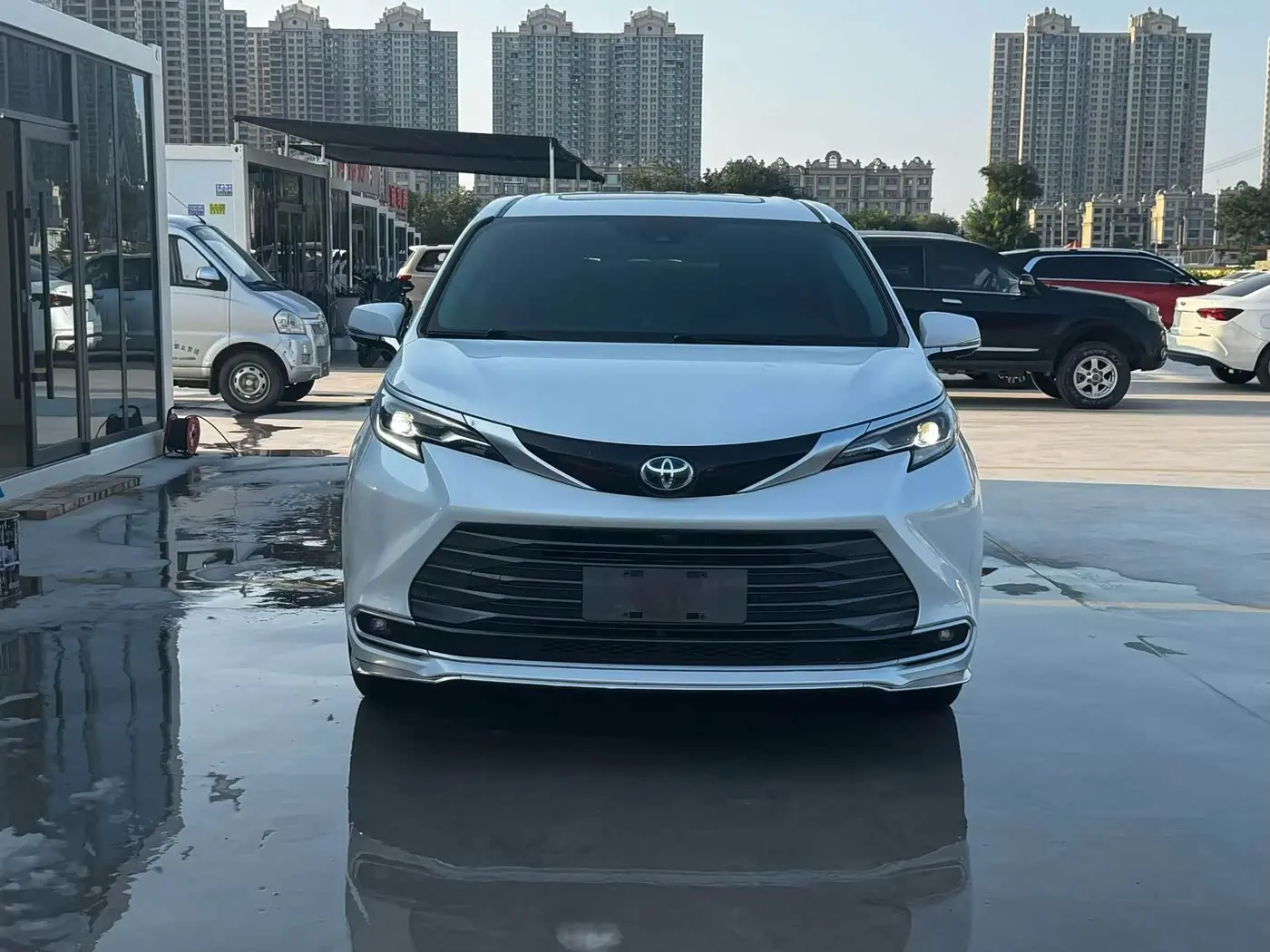 Toyota Sienna 2023 — Şəkil 2/7