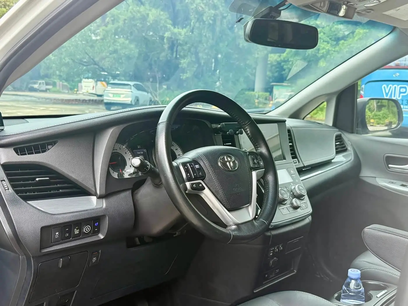 Toyota Sienna 2017 — Şəkil 7/19