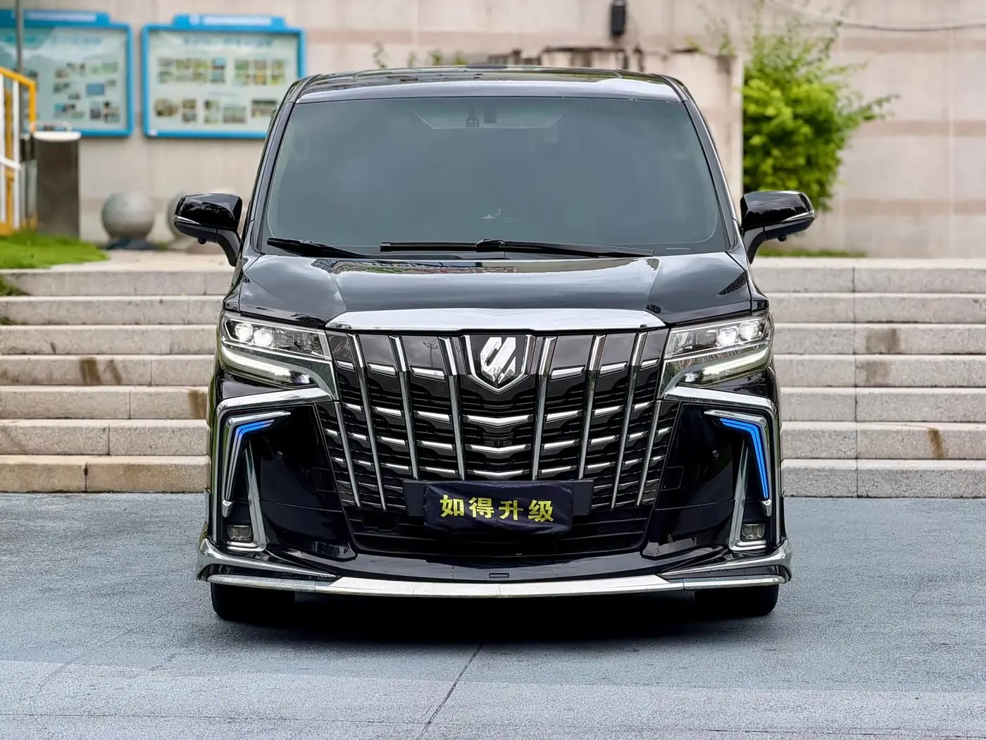Toyota Alphard 2012 — Photo 2/9