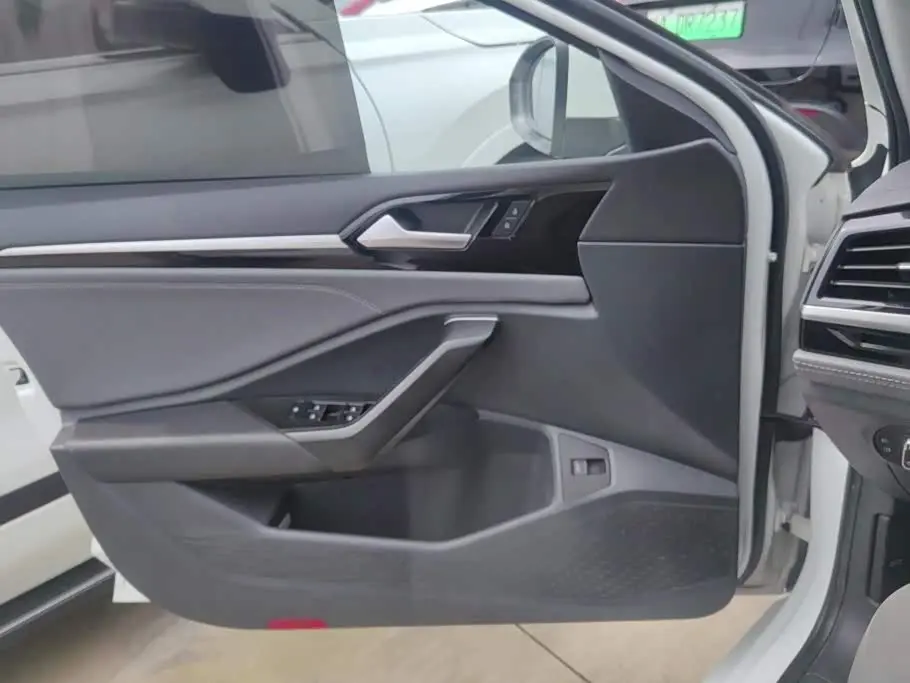 Volkswagen Sagitar 2022 — Photo 7/16