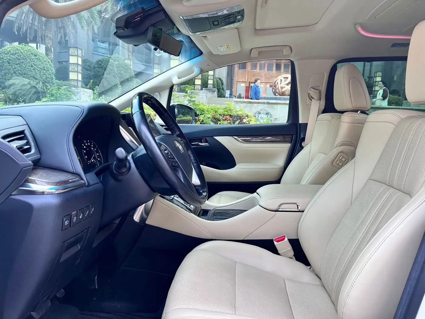 Toyota Alphard 2021 — Photo 19/20