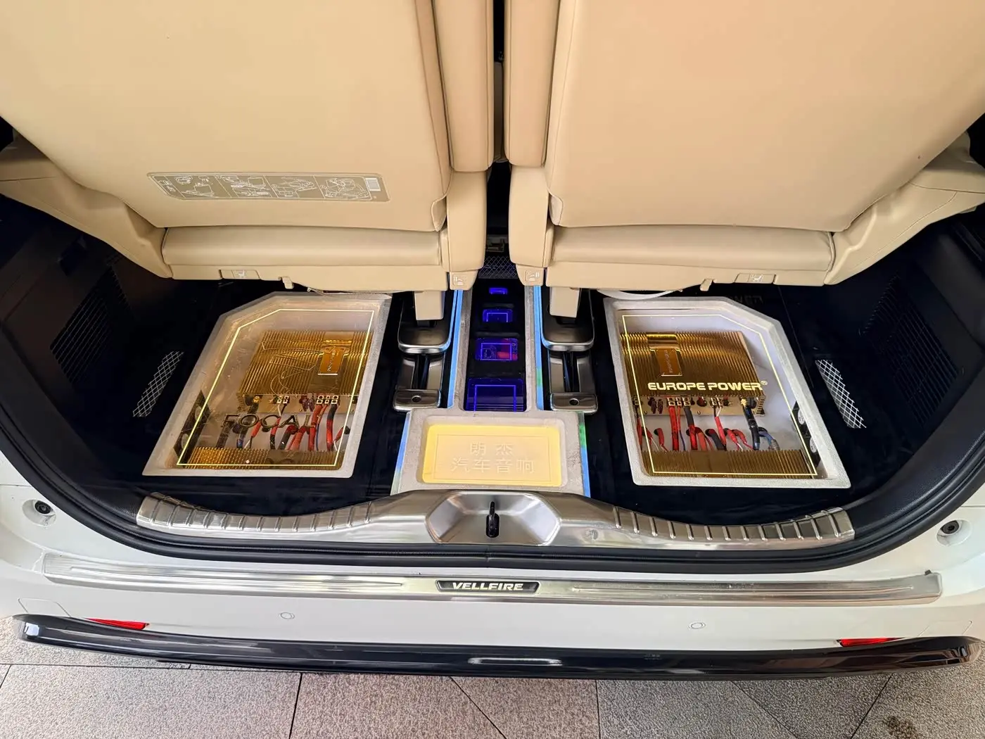 Toyota Alphard 2018 — Photo 19/20