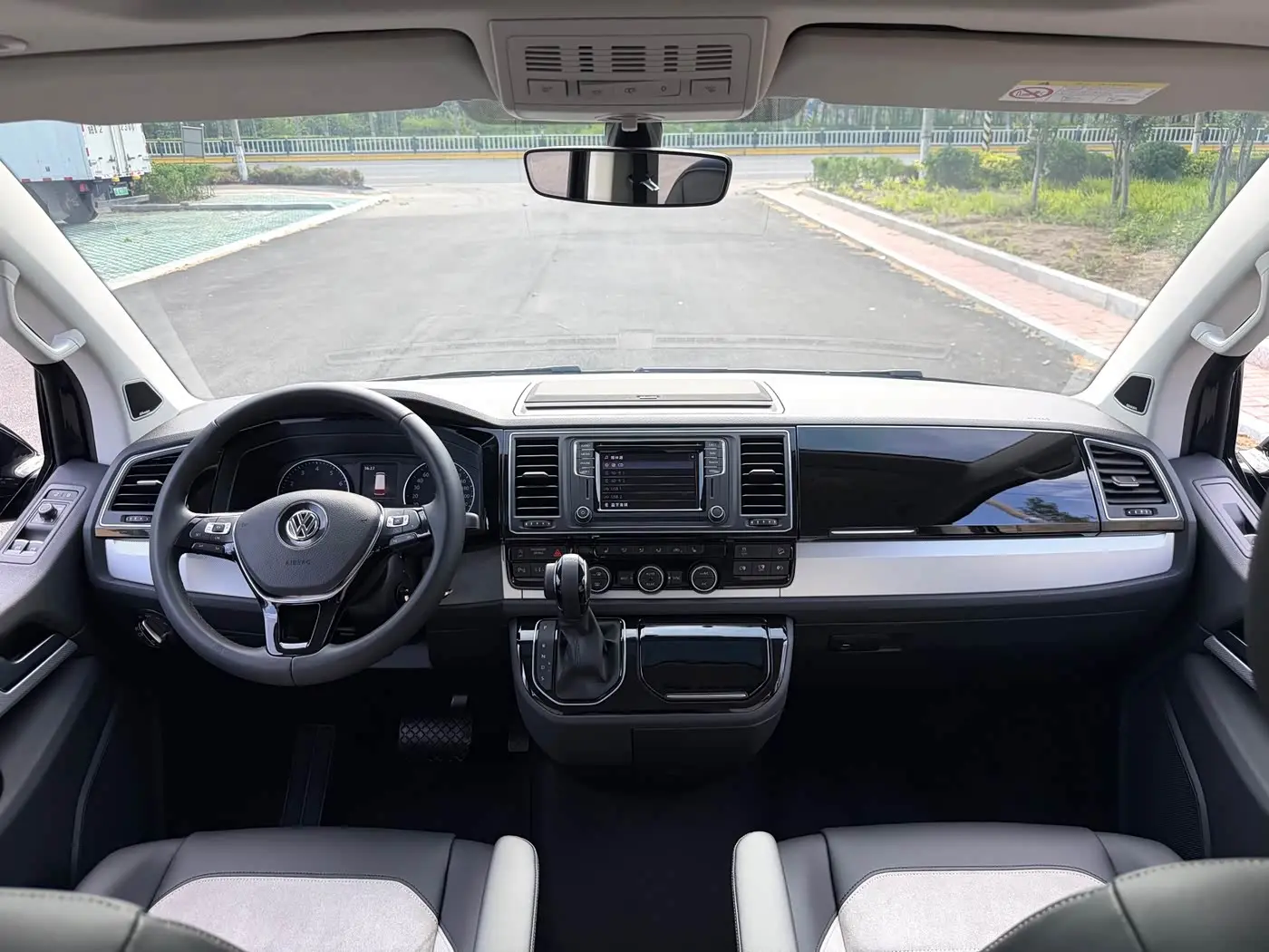 Volkswagen Multivan 2017 — Photo 7/20