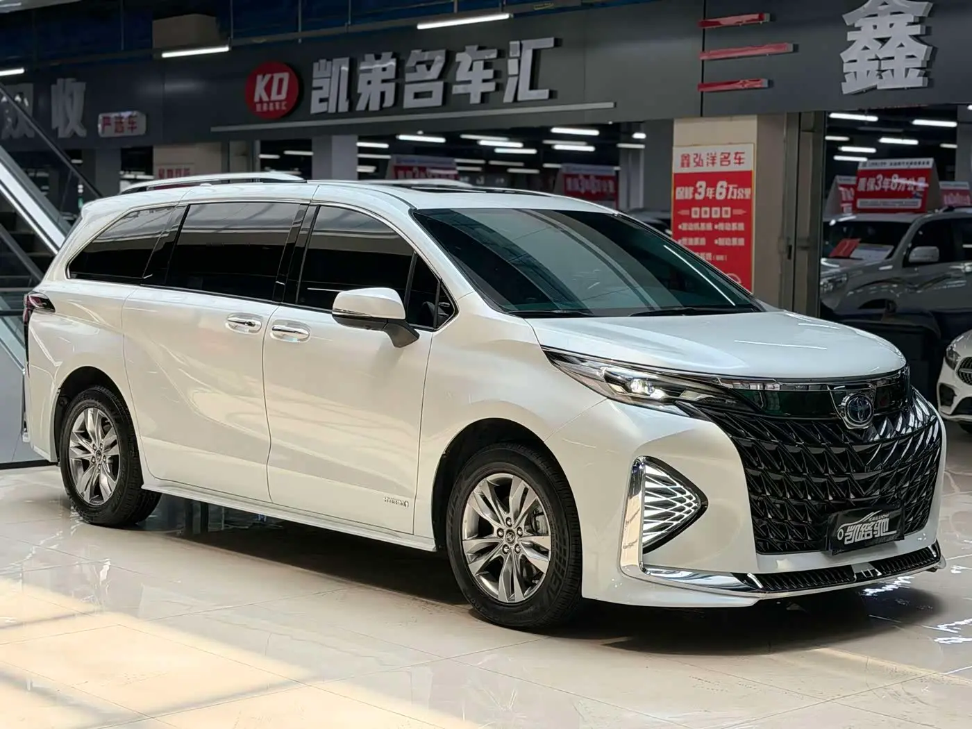 Toyota Granvia 2023 — Photo 3/18