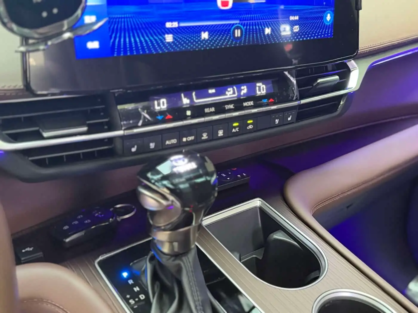 Toyota Granvia 2023 — Photo 9/18