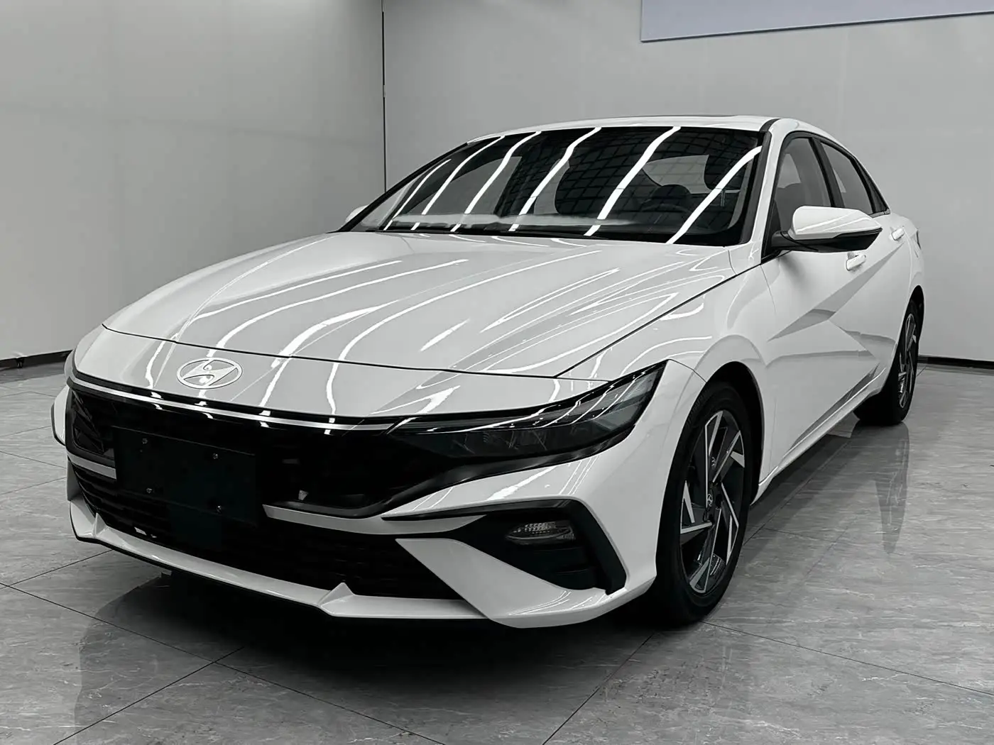 Hyundai Elantra 2023 — Photo 1/11