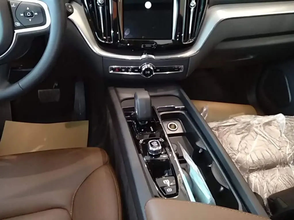 Volvo XC60 2026 — ფოტო 14/20