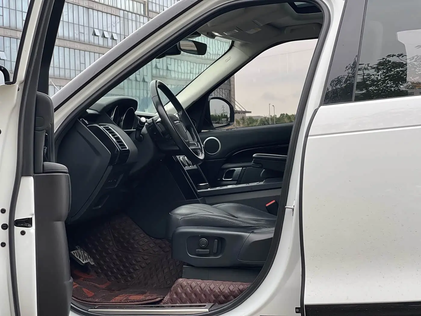 Land Rover Discovery 2019 — Photo 8/18
