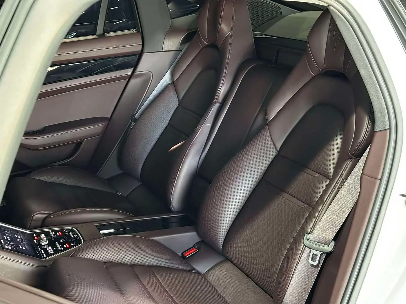 Porsche Panamera 2022 — ფოტო 16/20
