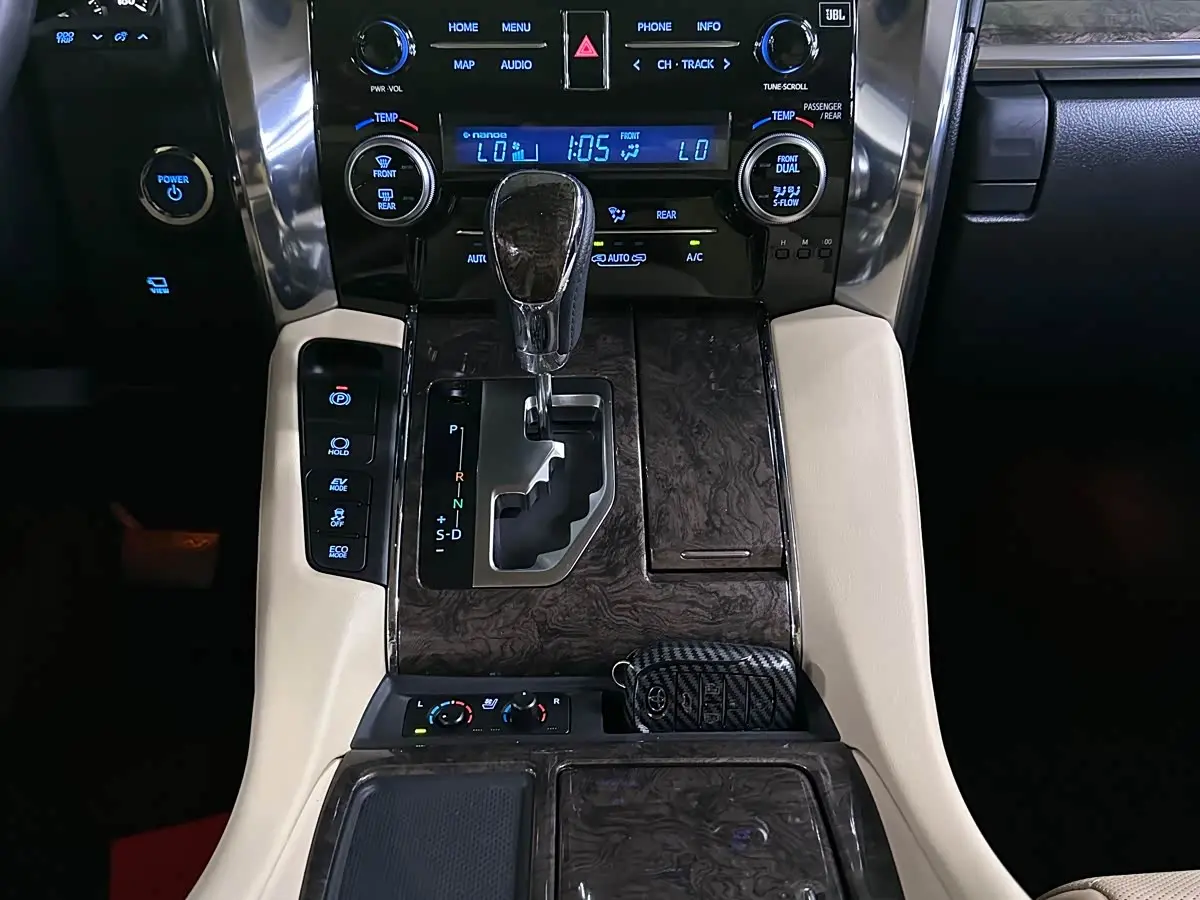 Toyota Vellfire 2021 — Photo 13/16