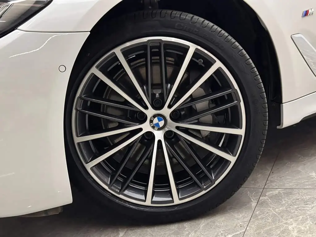 BMW 5 Series 2022 — Photo 18/19