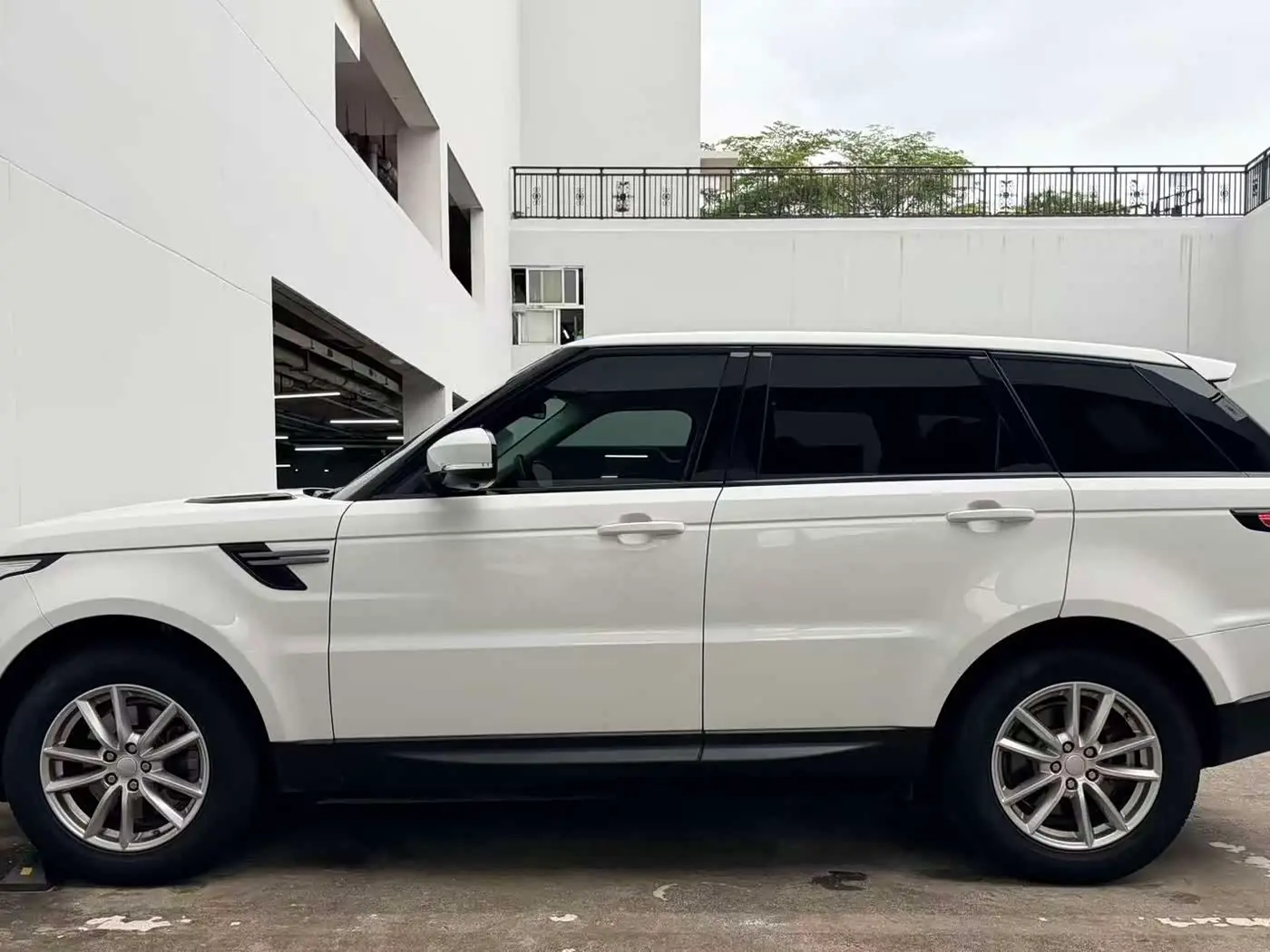 Land Rover Range Rover Sport 2018 — Photo 12/16