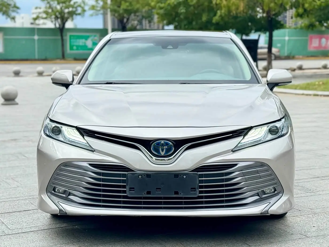 Toyota Camry 2019 — ფოტო 2/20