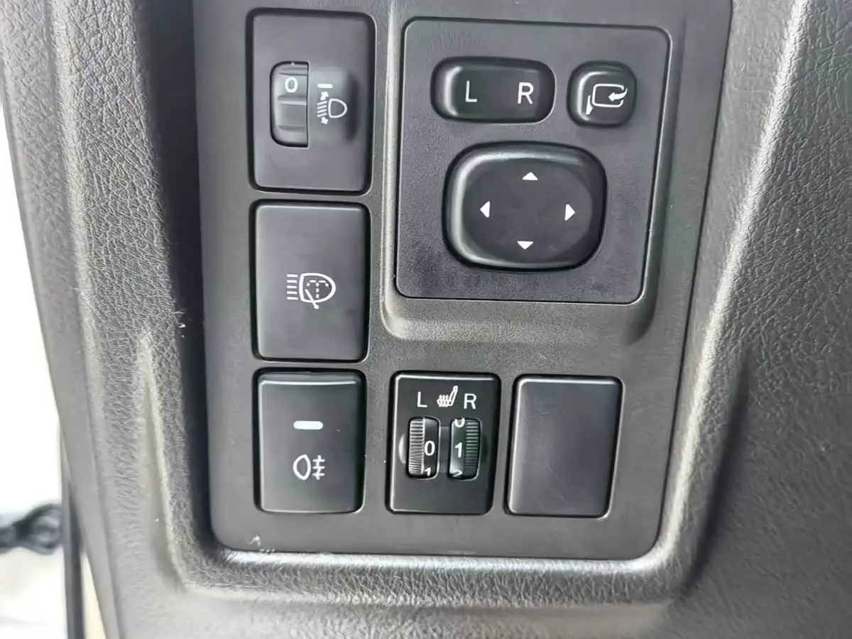 Toyota Prado 2012 — Photo 13/16