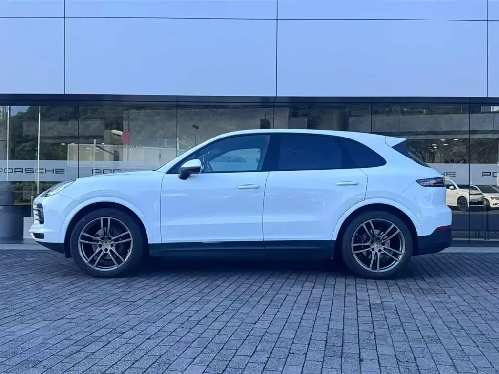 Porsche Cayenne 2022 — Photo 4/17