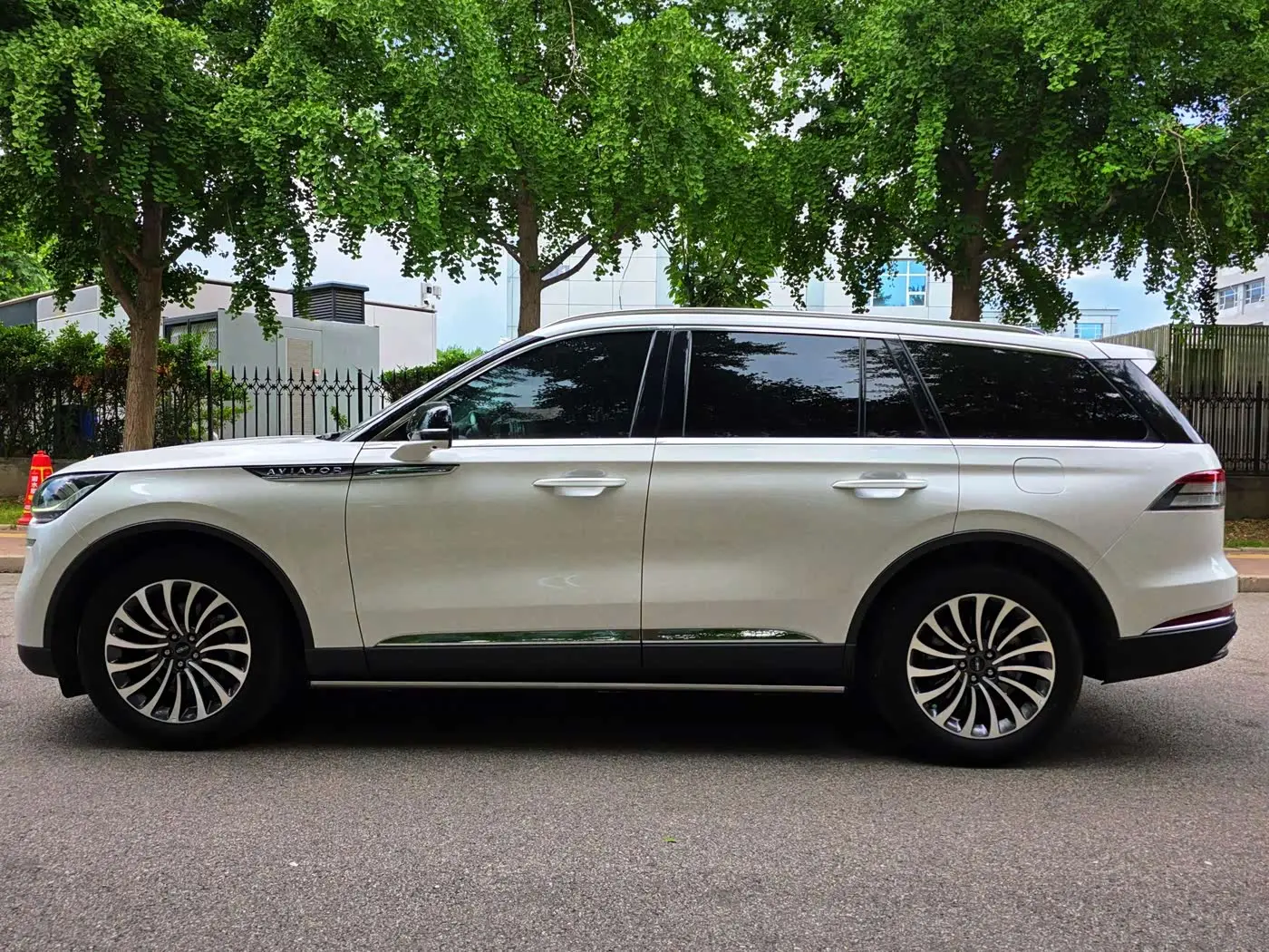 Lincoln Aviator 2023 — Photo 7/20