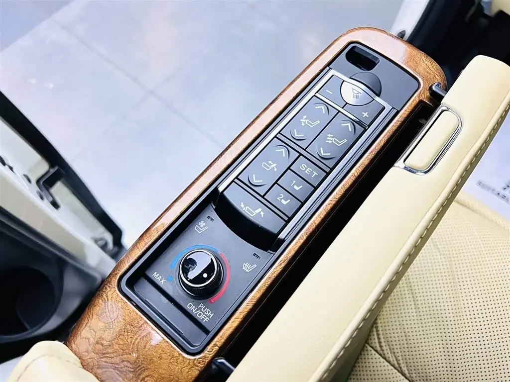 Toyota Alphard 2017 — Photo 16/17