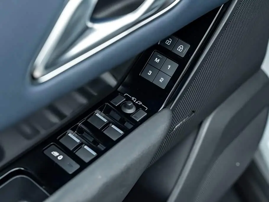 Land Rover Range Rover Velar 2024 — Фото 13/20