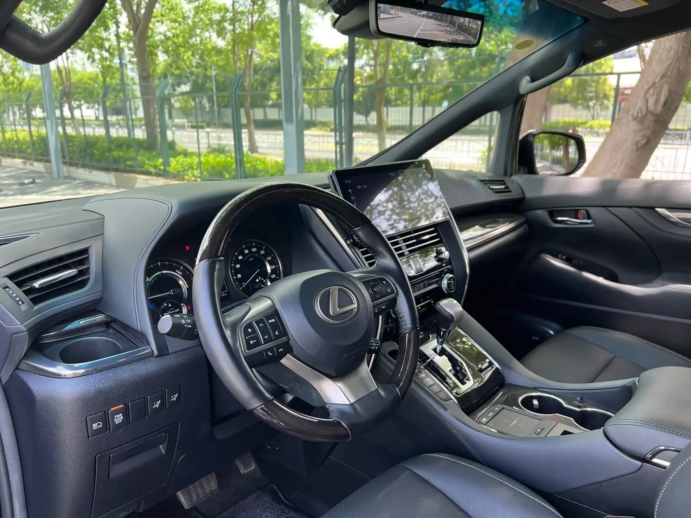 Lexus LM 2020 — Photo 9/20
