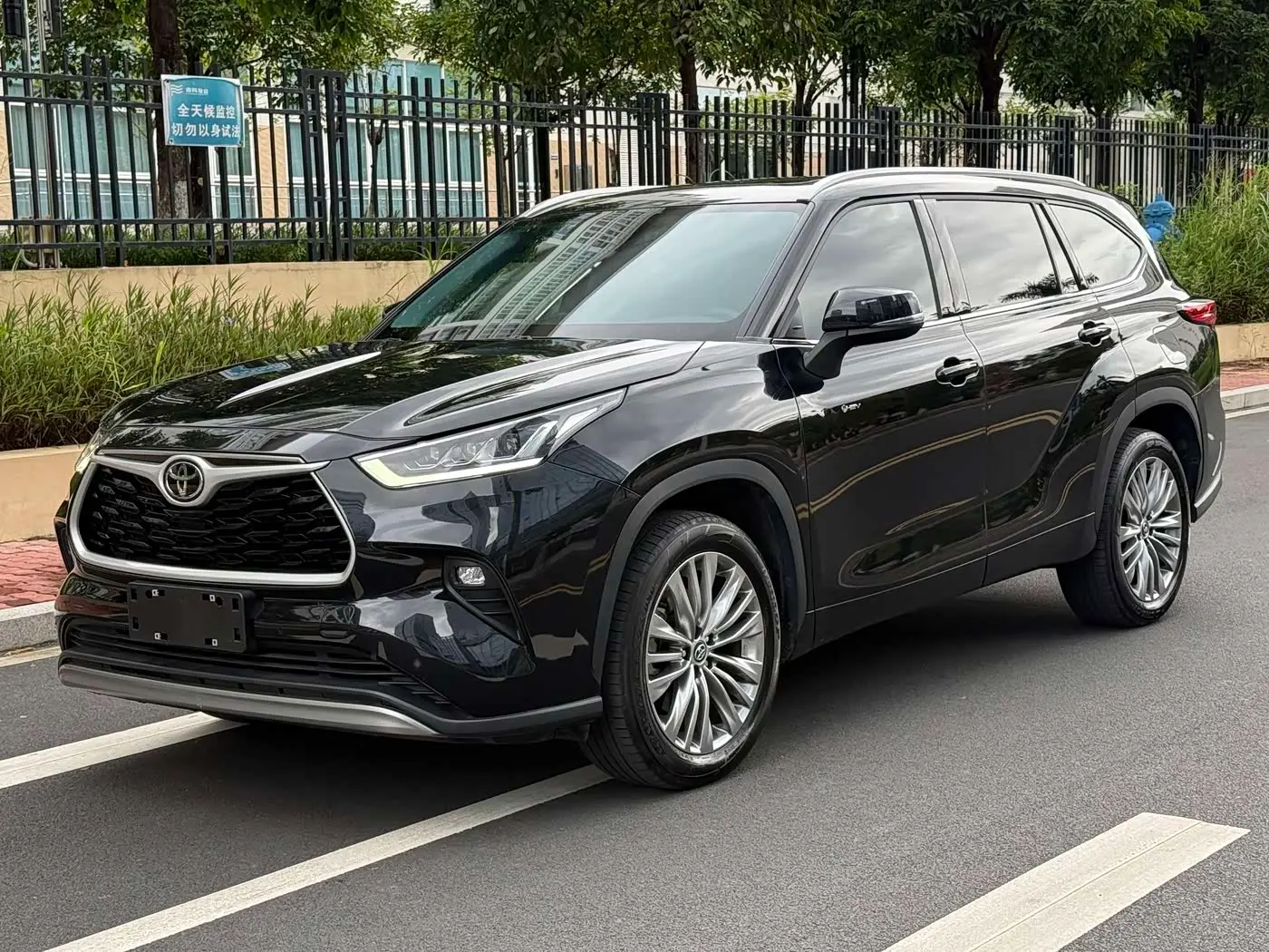 Toyota Highlander 2025 — Фото 1/18