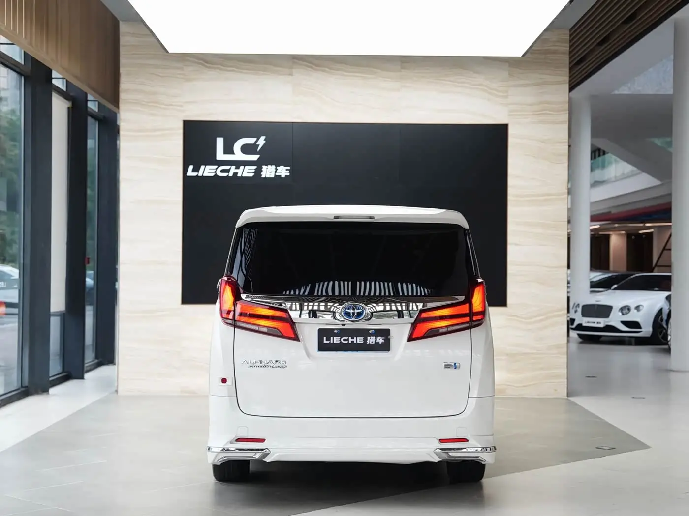 Toyota Alphard 2019 — Фото 13/14