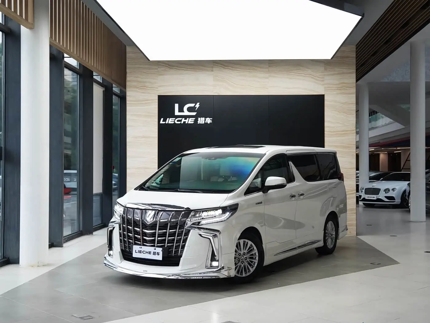 Toyota Alphard 2019 — Фото 1/14