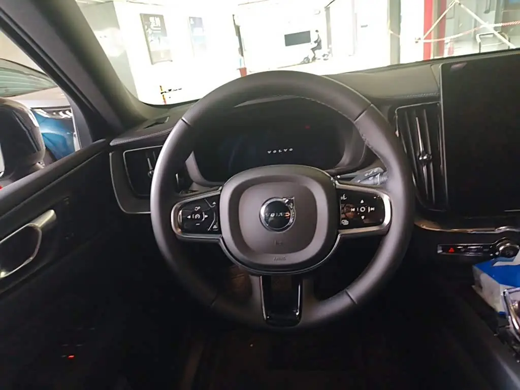 Volvo XC60 Plug-in Hybrid 2025 — Фото 6/20