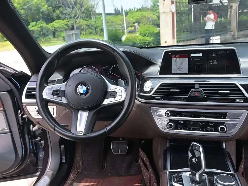 BMW 7 Series 2018 — Photo 6/9