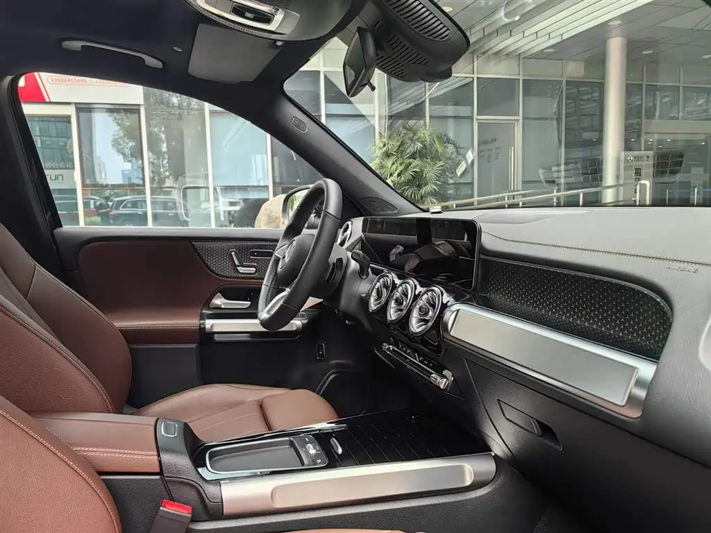 Mercedes-Benz GLB 2025 — Photo 19/20