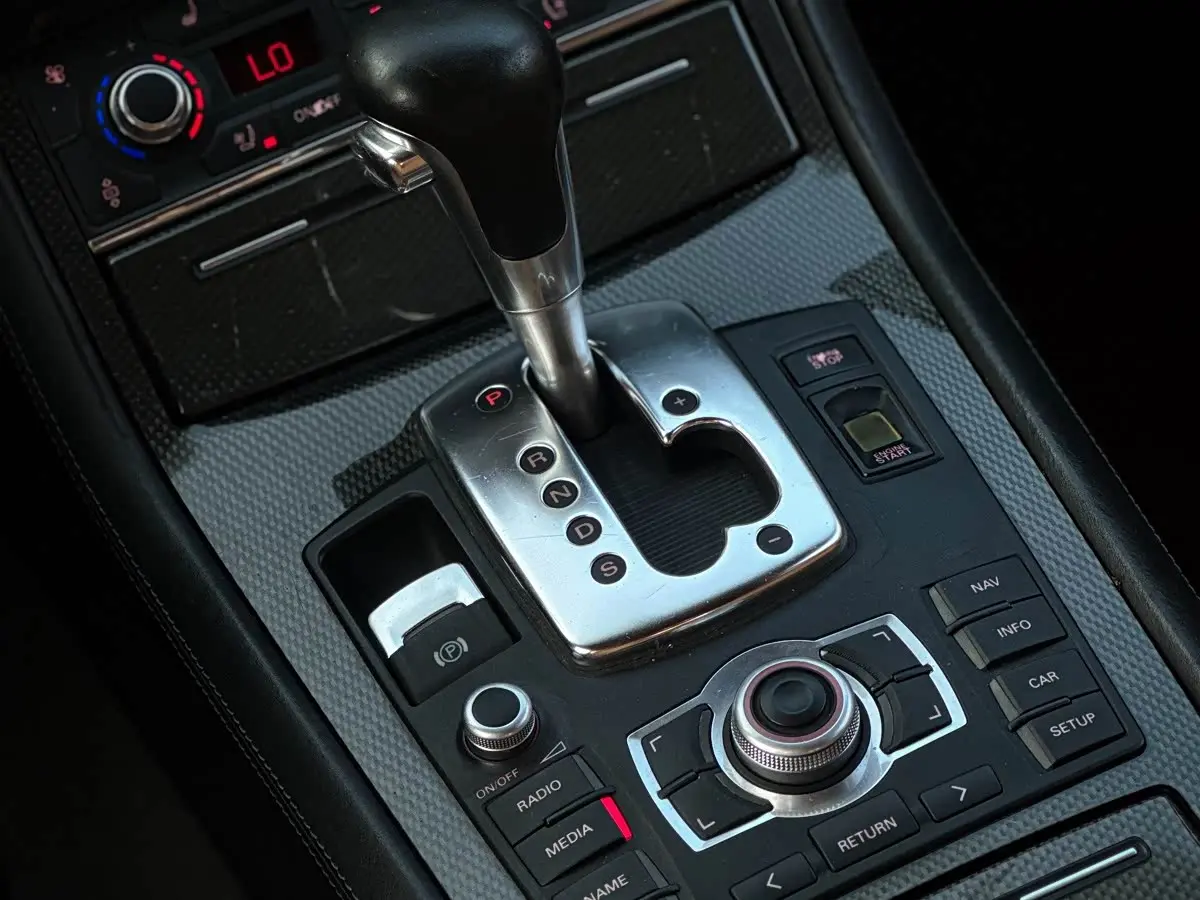 Audi S8 2008 — Şəkil 9/14