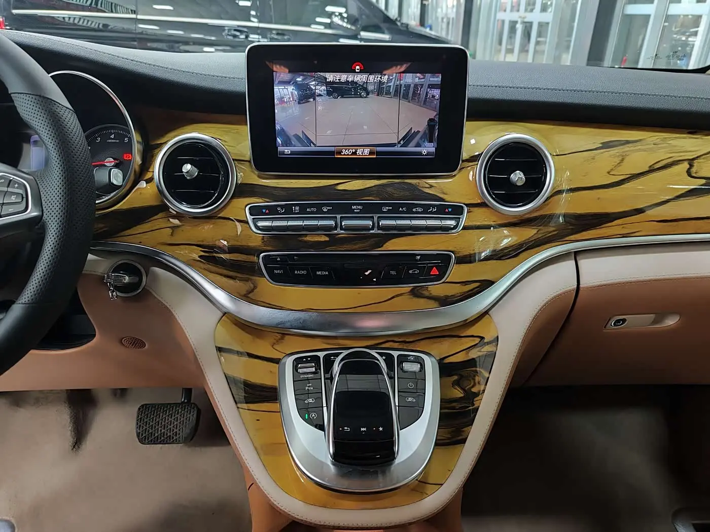 Mercedes-Benz V-Class 2020 — Photo 14/20