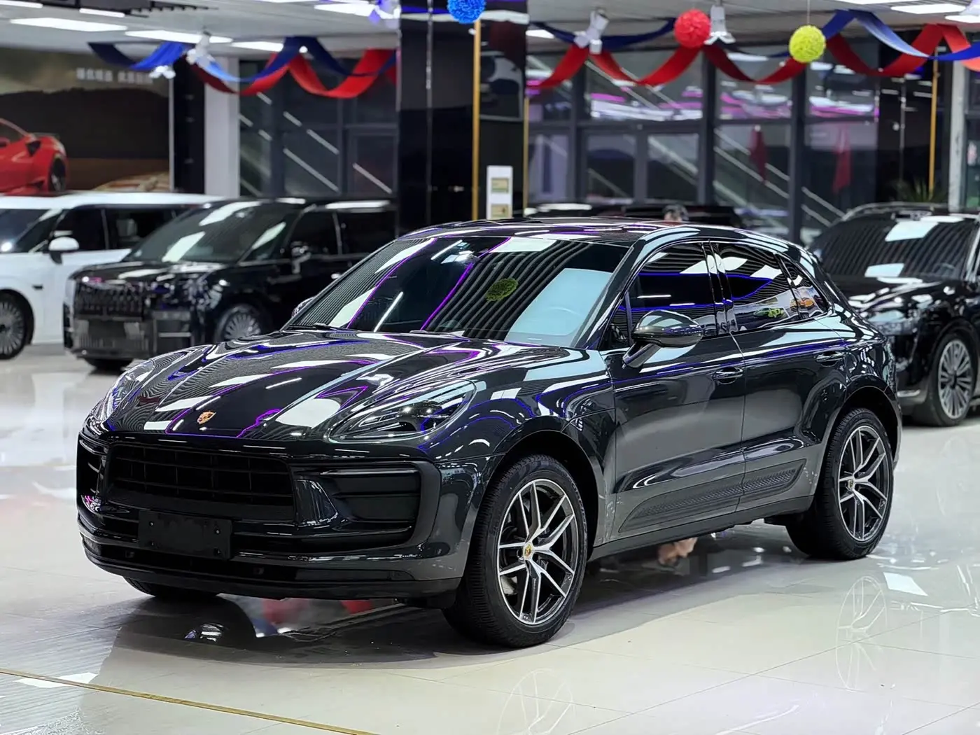 Porsche Macan 2023 — Photo 1/14