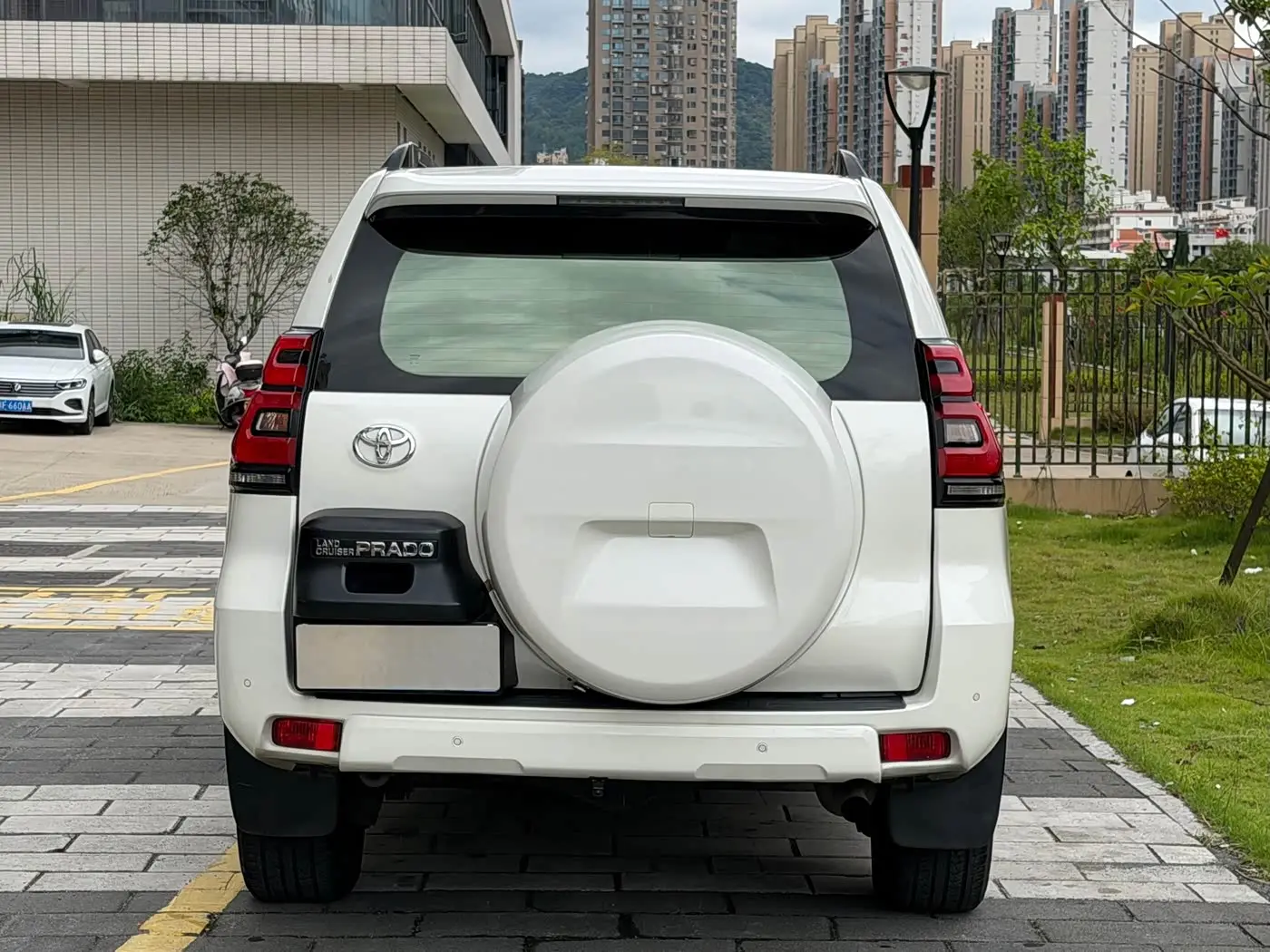 Toyota Prado 2018 — Photo 3/9