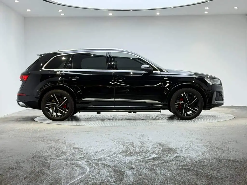 Audi Q7 2023 — Photo 2/14