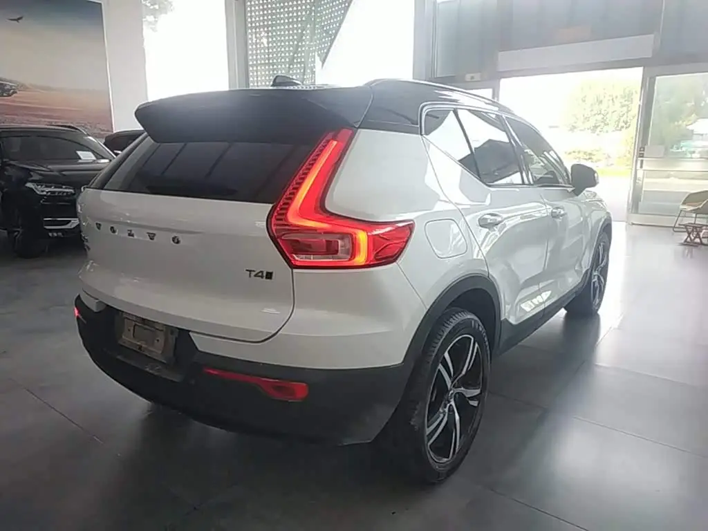 Volvo XC40 2021 — Фото 7/20