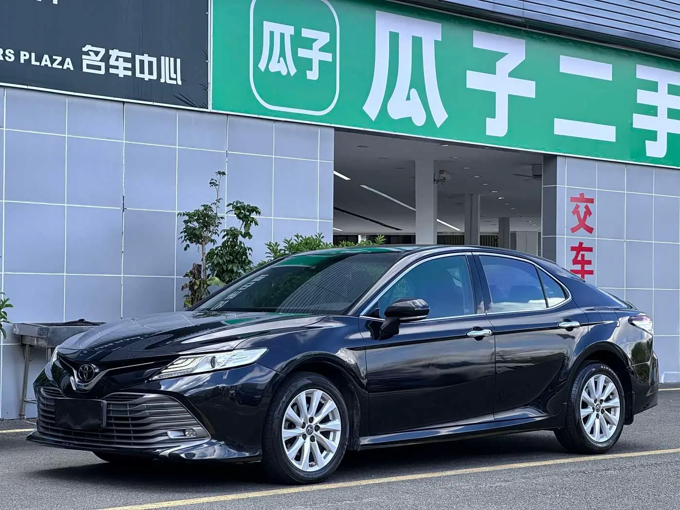 Toyota Camry 2018 — Фото 1/14