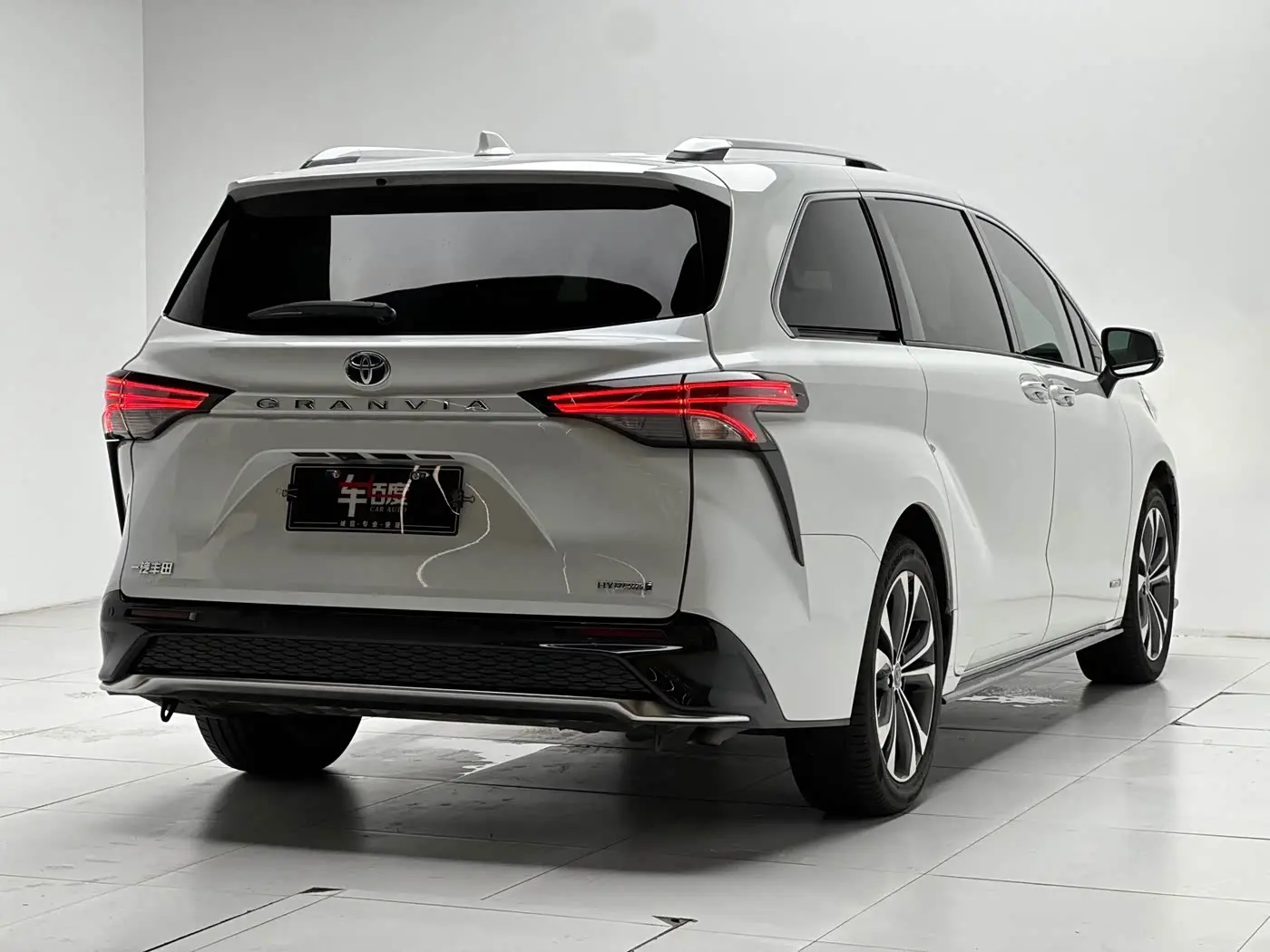 Toyota Granvia 2023 — Фото 4/20