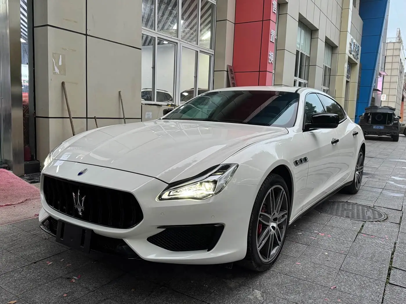 Maserati Quattroporte 2018 — Фото 1/16