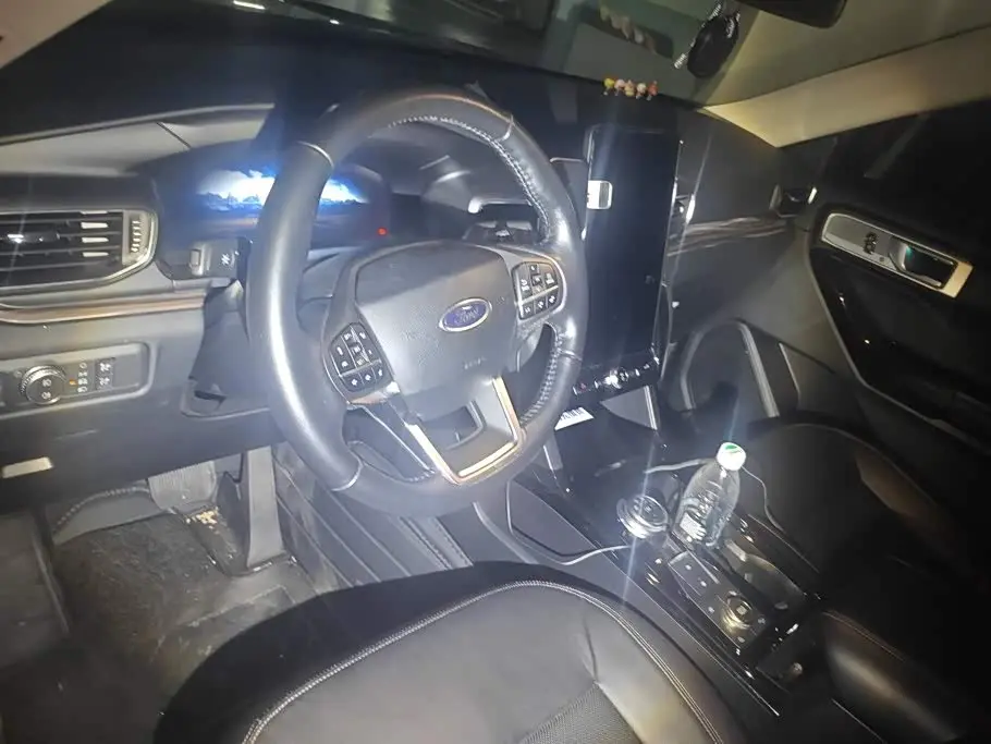 Ford Explorer 2022 — Photo 12/16