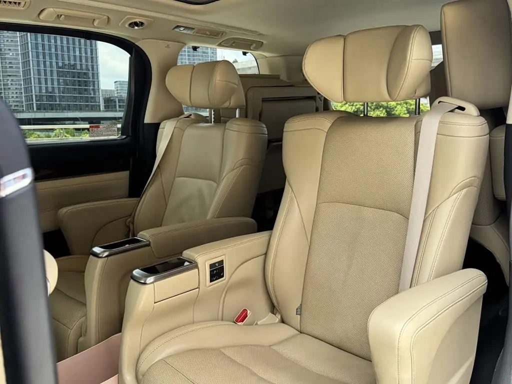 Toyota Alphard 2018 — Photo 16/18