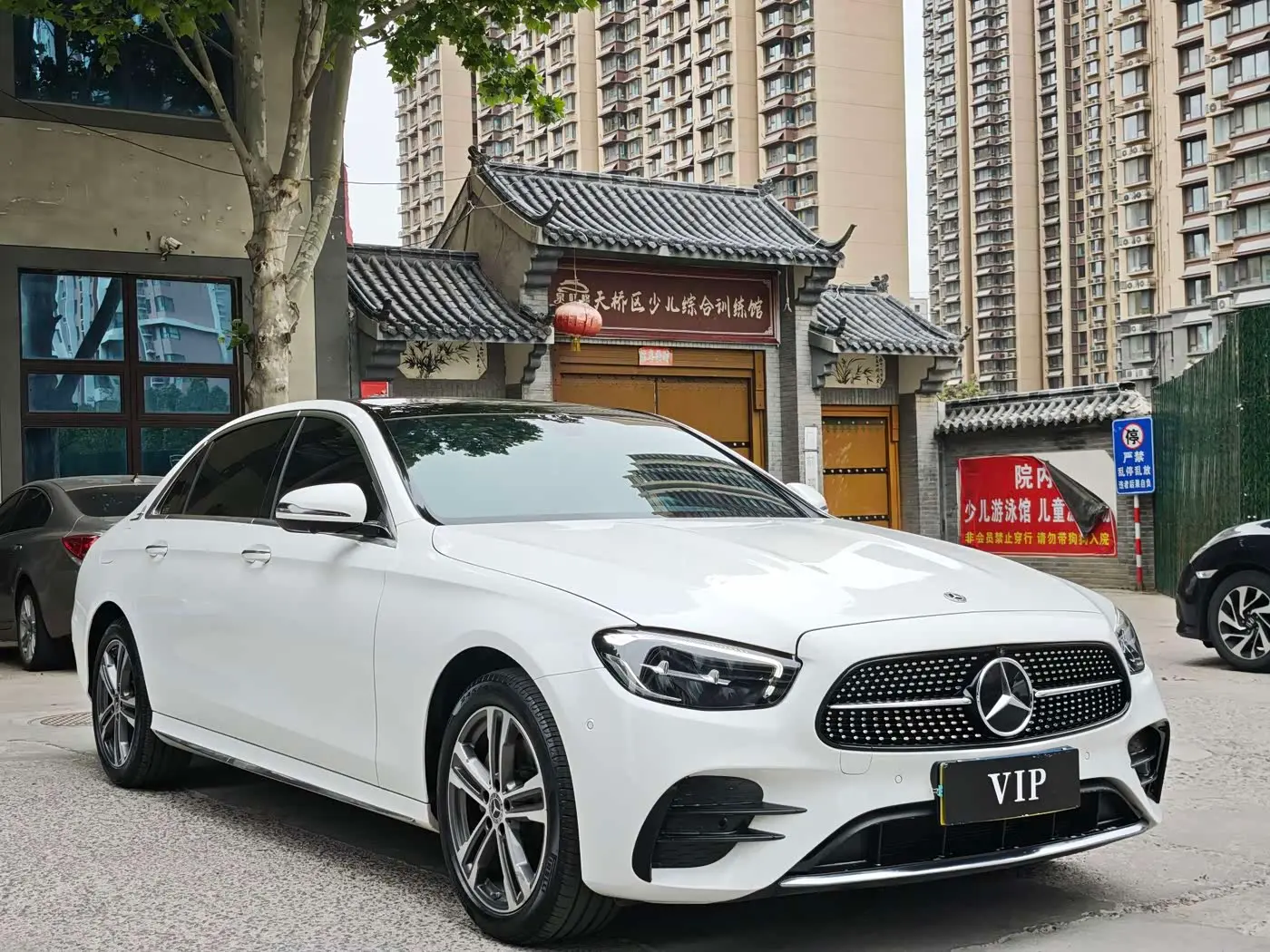 Mercedes-Benz E-Class 2023 — Photo 3/10