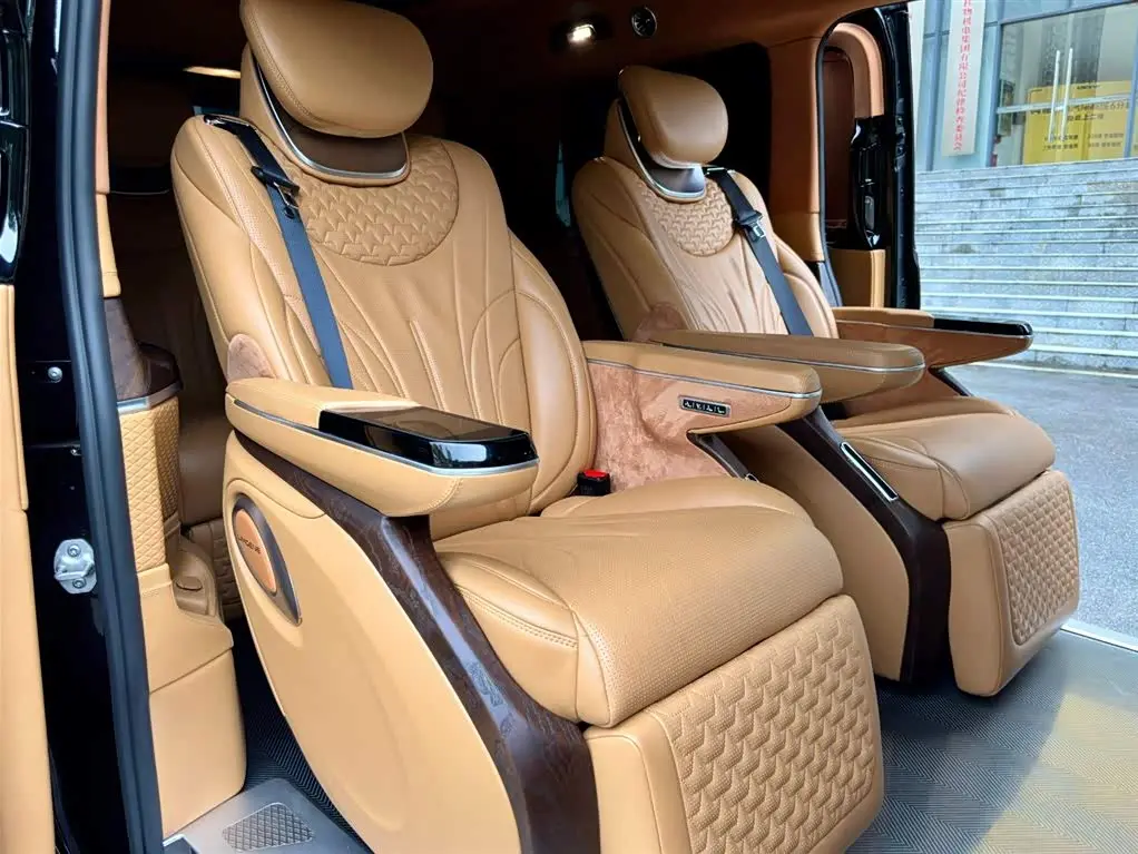 Mercedes-Benz V-Class 2023 — Photo 17/20