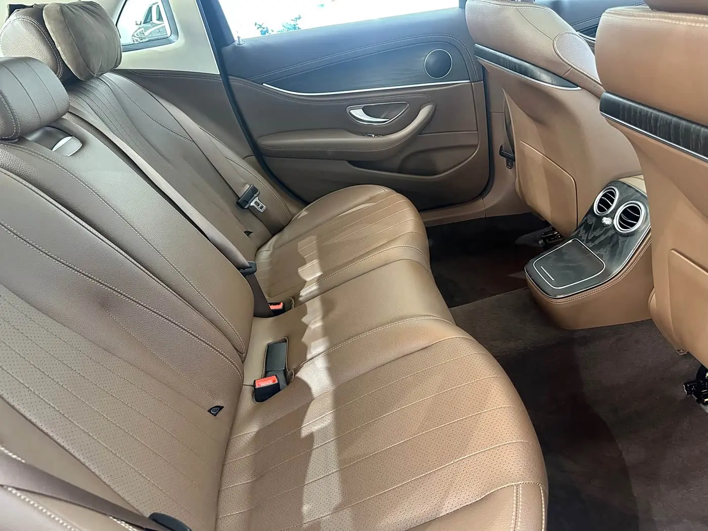 Mercedes-Benz E-Class 2022 — Photo 15/20
