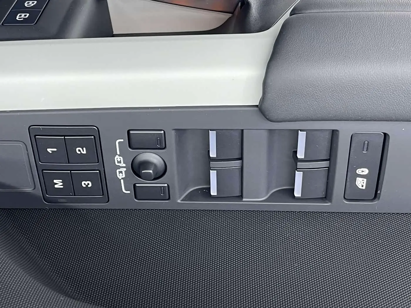 Land Rover Defender 2023 — Фото 16/20