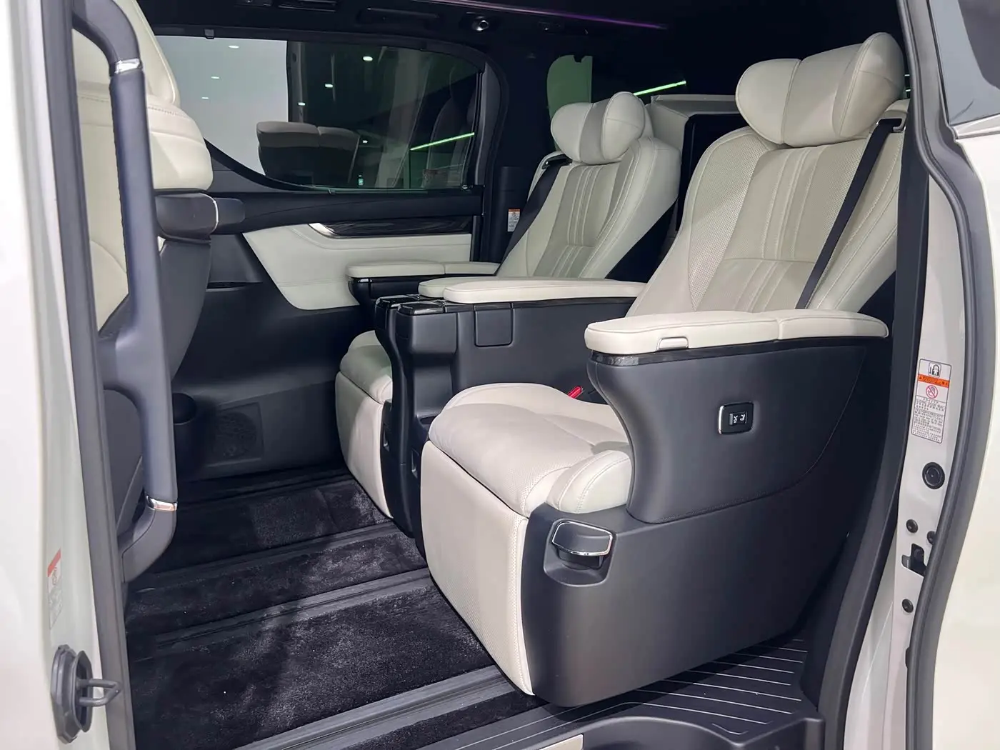Lexus LM 2022 — Photo 15/20